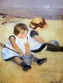 Niños jugando en la playa impresionismo madres hijos Mary Cassatt